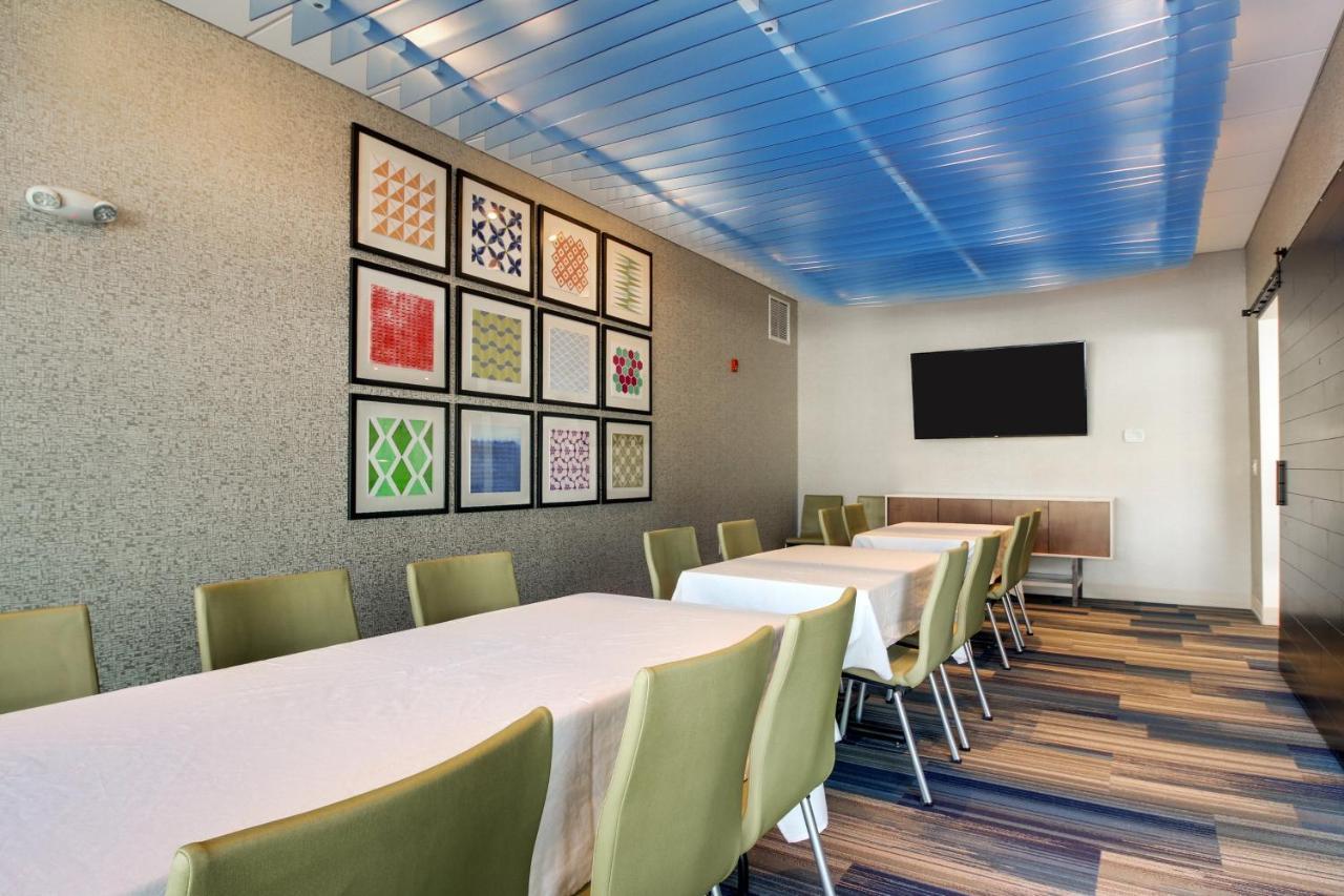 Holiday Inn Express & Suites Galesburg By Ihg Exterior foto